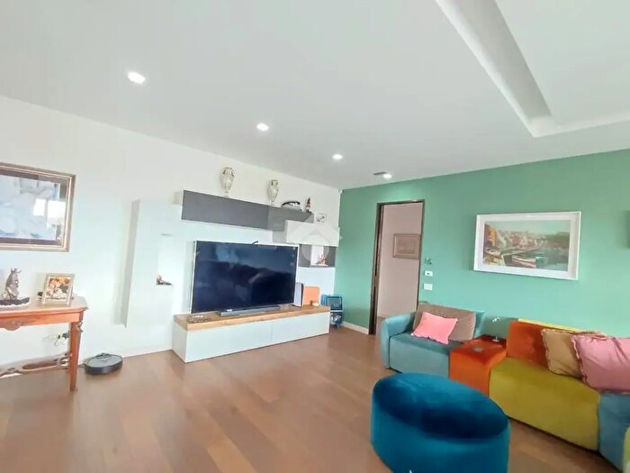 Appartamento quadrilocale in vendita in Via Nuova San Rocco, Napoli