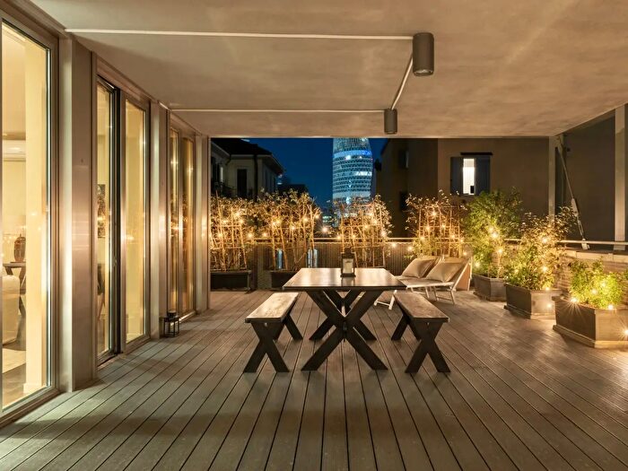 Appartamento trilocale in vendita in Via Volturno, Milano