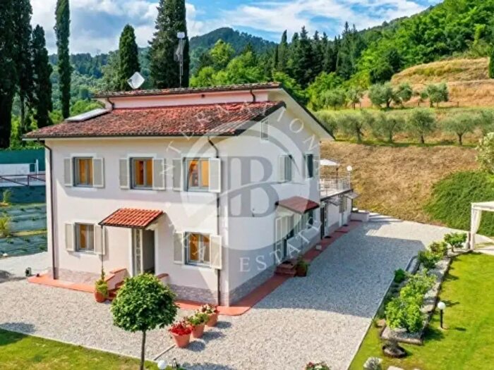 Casa con 6 locali in vendita in Camaiore