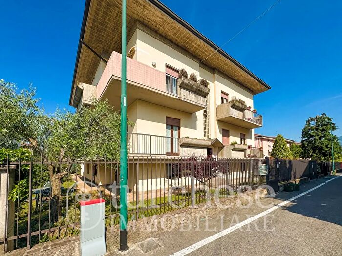Appartamento trilocale in vendita in Via Dante Alighieri, Scanzorosciate