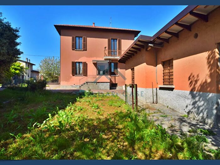 Casa con 6 locali in vendita in Via Napoli, Azzate