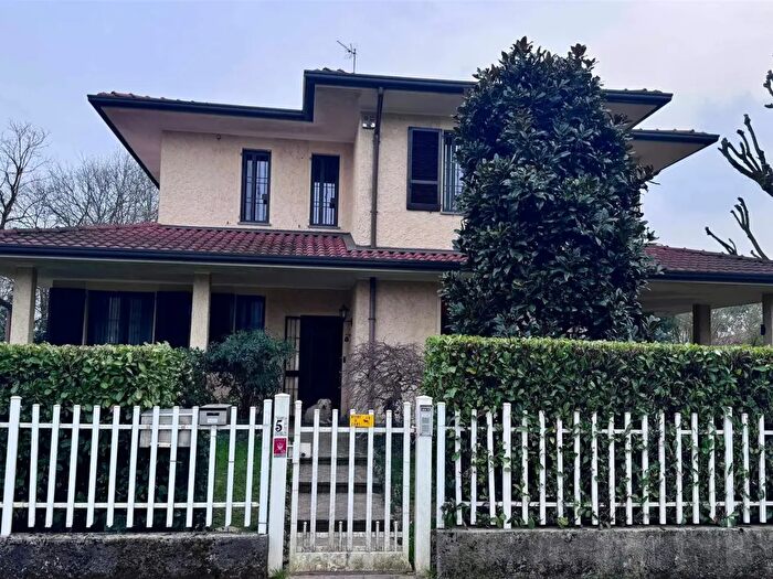 Casa con 12 locali in vendita in Via Petrarca, Lesmo