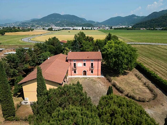 Casa con 10 locali in vendita in Via Verona, Castelgomberto