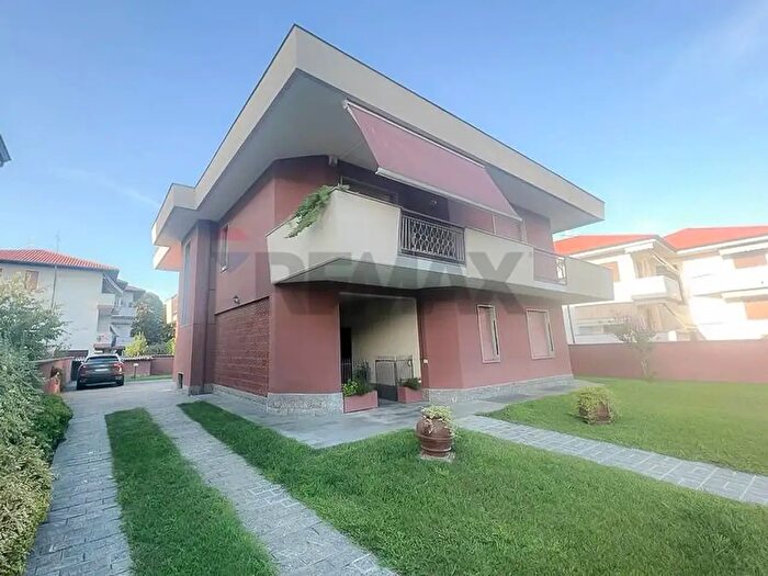 Casa con 7 locali in vendita in Via Milano, Buscate