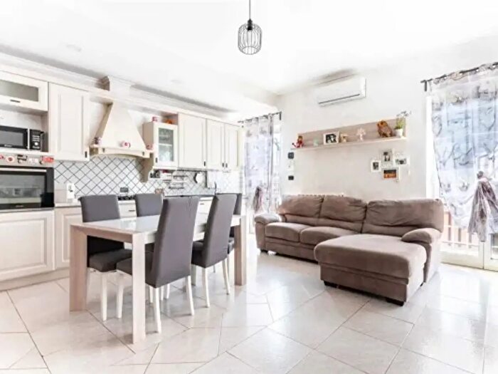 Appartamento trilocale in vendita in Via Burcei, Roma