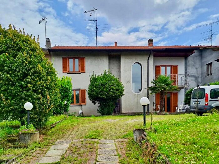 Casa quadrilocale in vendita in Via Aronco Castelletto Sopra Ticino, Castelletto Sopra Ticino