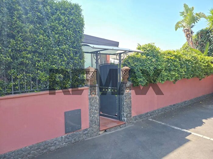Appartamento quadrilocale in vendita in Via Giacomo Matteotti, Aci Sant'Antonio