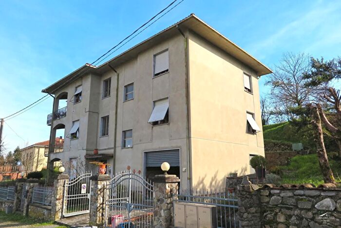 Casa con 5 locali in vendita in Tresana