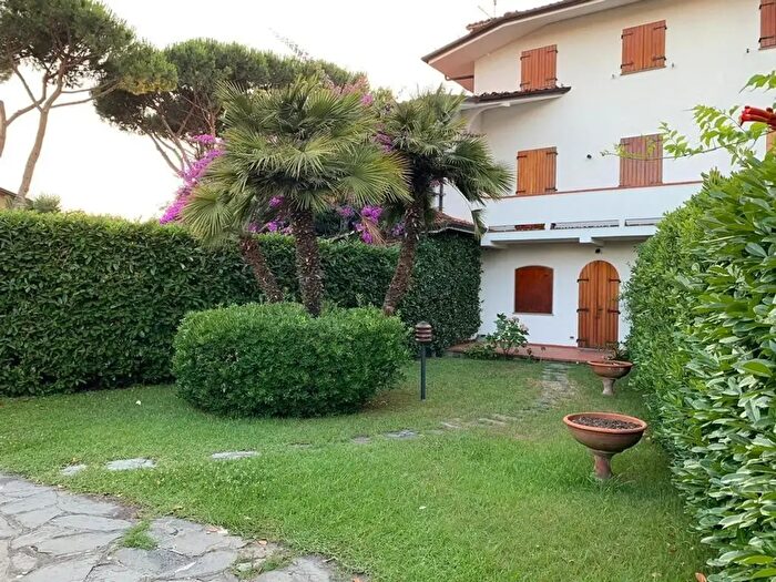 Casa con 7 locali in vendita in a Tassoni, Montignoso