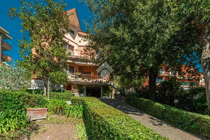 Casa con 8 locali in vendita in Via Saronno, Roma