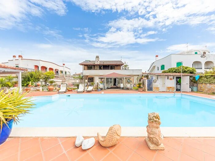 Casa in vendita in Via Calabria, Ardea