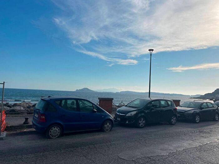 Appartamento quadrilocale in affitto in Via di Pozzuoli, Bagnoli, Napoli