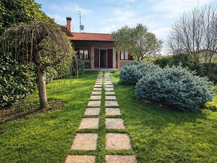 Casa quadrilocale in vendita in Piazza Castello, Redondesco