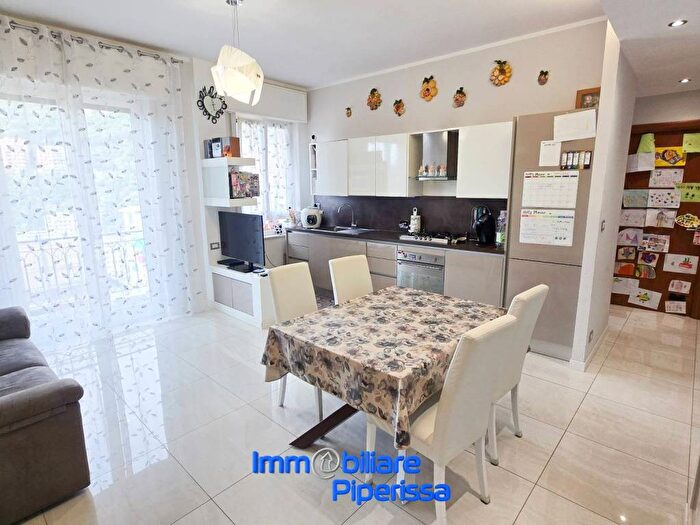 Appartamento trilocale in vendita in Via Monte Rosa, Staglieno, Genova