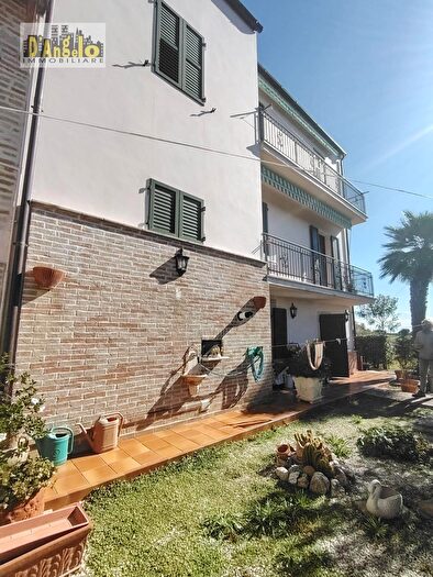 Casa con 6 locali in vendita in Via San Michele, Offida