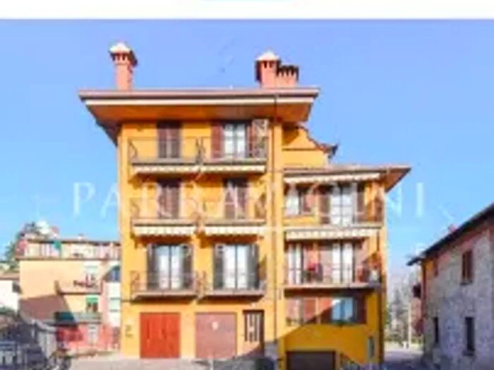 Appartamento trilocale in vendita in Erba