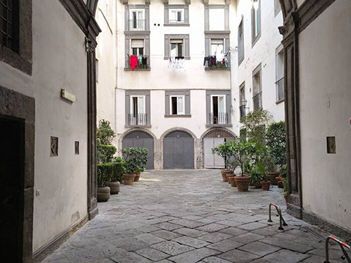 Appartamento trilocale in affitto in Via Nilo, Centro Storico, Napoli