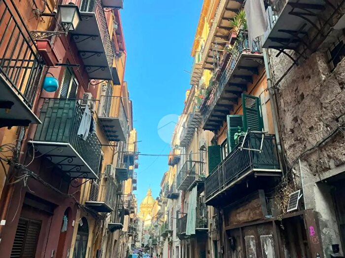 Appartamento quadrilocale in vendita in Via Porta di Castro, Palermo