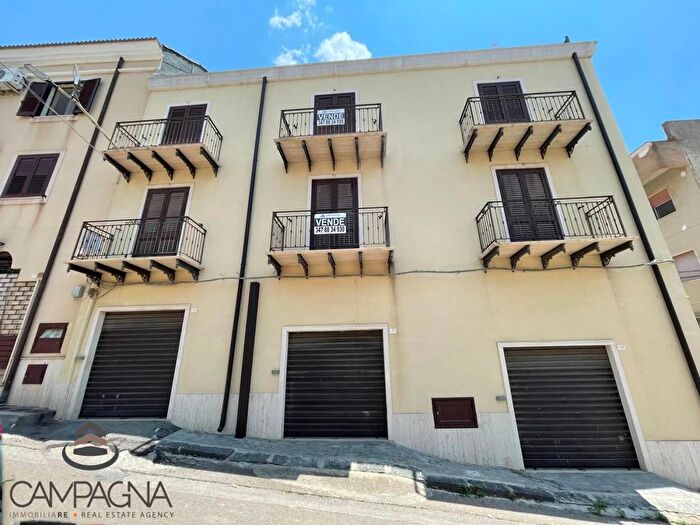 Appartamento trilocale in vendita in Via Vignazza Delia, Delia