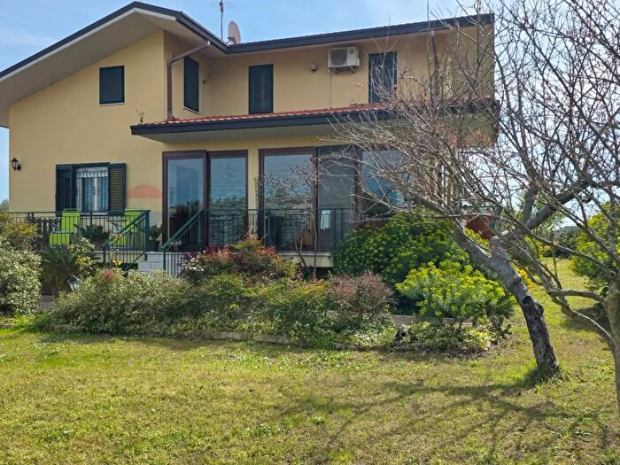 Casa con 8 locali in vendita in Via Cesare Licini, Ortona