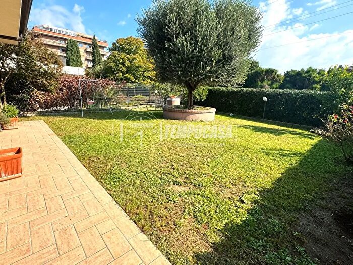 Casa con 6 locali in vendita in Guidonia Montecelio