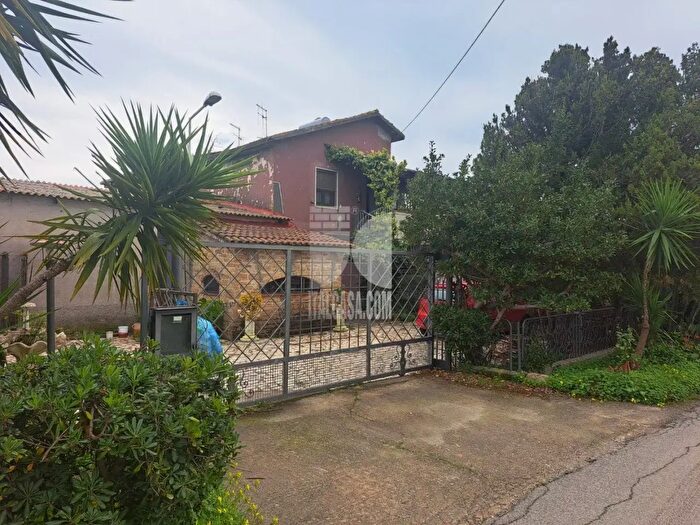 Casa con 9 locali in vendita in Via dei Gelsomini, Crotone