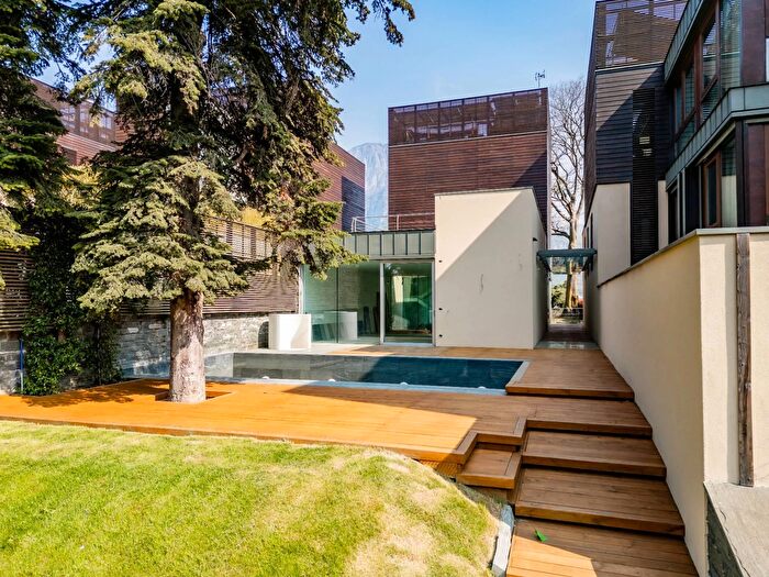 Casa con 7 locali in vendita in Viale Penati, Malgrate