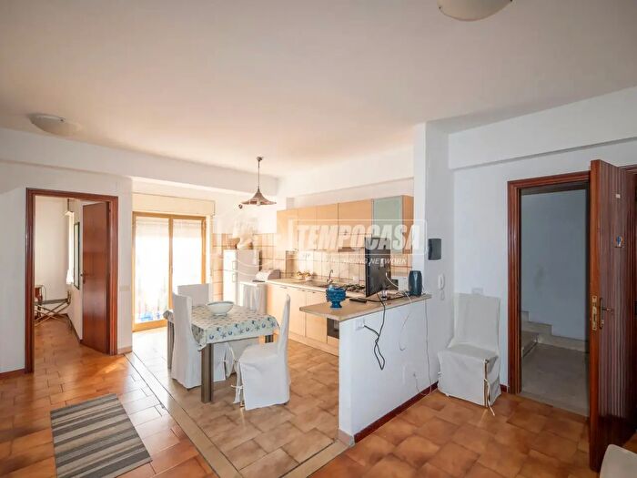 Appartamento quadrilocale in vendita in Via Cavour, Sant'Alessio Siculo