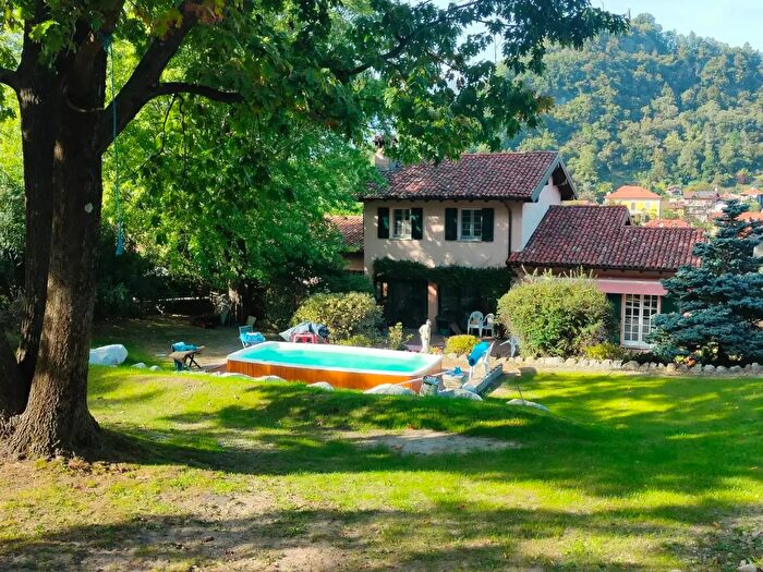 Casa con 5 locali in vendita in Via Cesare Battisti, Castelveccana