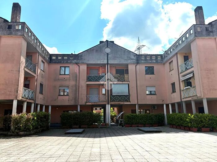 Appartamento trilocale in vendita in Via Vincenzo Monti, Robecchetto Con Induno