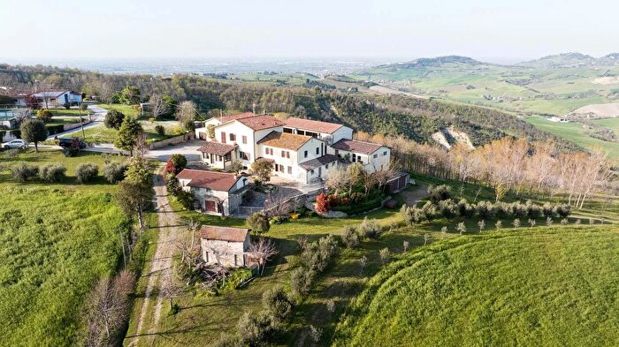 Casa con 12 locali in vendita in Strada Palareto Teodorano, Meldola