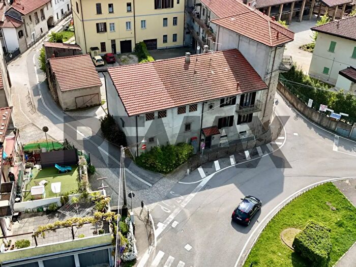 Appartamento quadrilocale in vendita in Gazzada Schianno