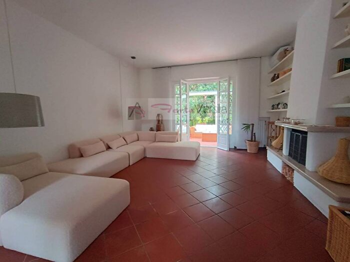 Casa con 6 locali in affitto in Via Versilia, Vittoria Apuana, Forte dei Marmi