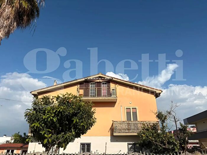 Appartamento trilocale in vendita in Via Siracusa, Aprilia