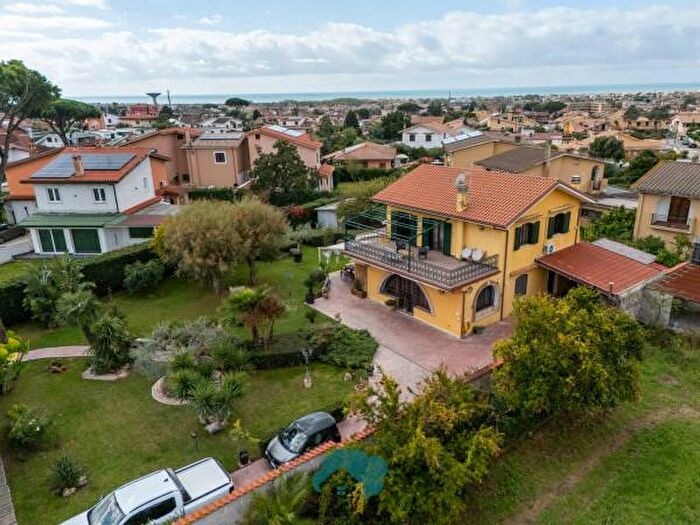 Casa quadrilocale in vendita in Via Dora Baltea, Ardea