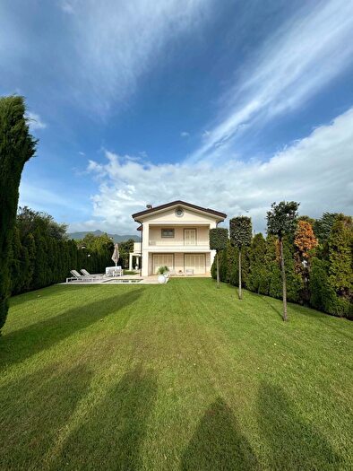 Casa con 8 locali in vendita in Forte Dei Marmi