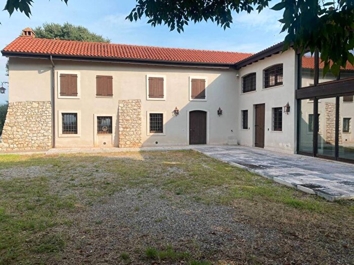 Casa con 6 locali in affitto in Via Settembre, San Martino Buon Albergo
