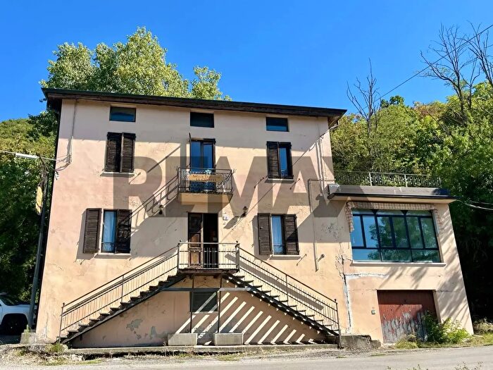 Casa con 8 locali in vendita in Strada Grotta, Pellegrino Parmense