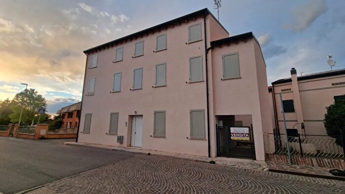 Casa con 10 locali in vendita in Via Cantone, Reggiolo