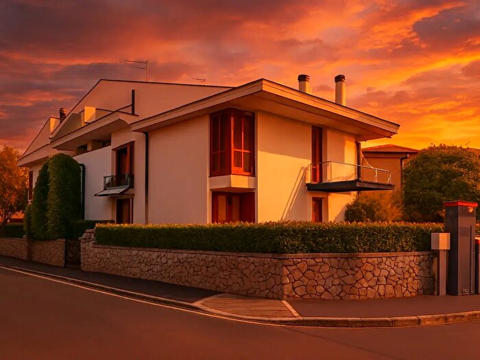 Casa con 11 locali in vendita in Pontedera