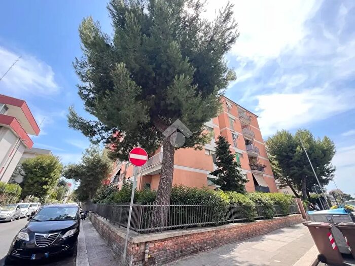 Appartamento trilocale in vendita in Via Giulio Petroni, Bari