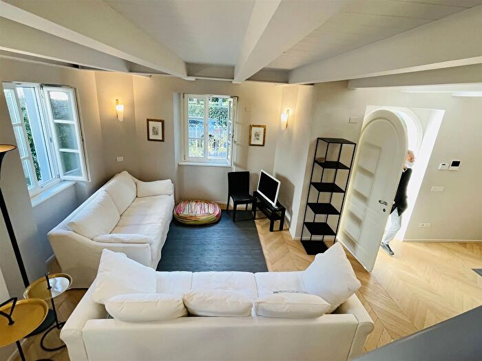 Casa con 9 locali in vendita in Pietrasanta