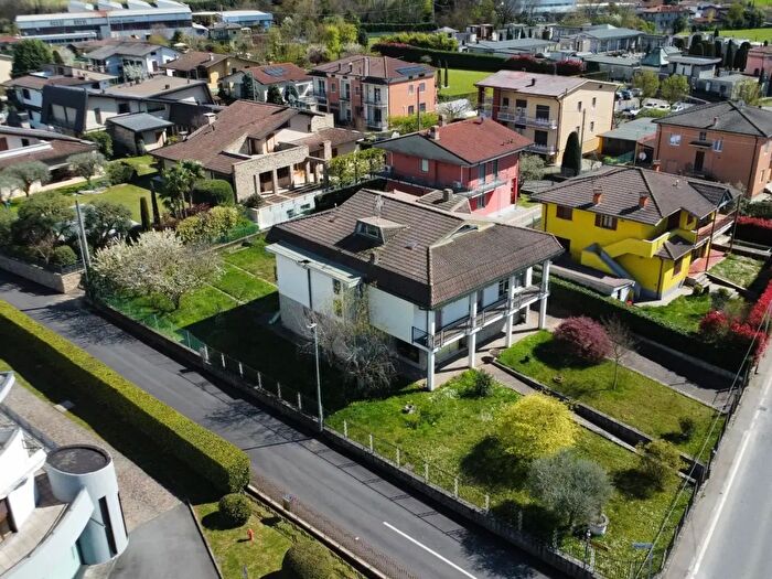 Casa con 11 locali in vendita in Via Crocefisso, Telgate