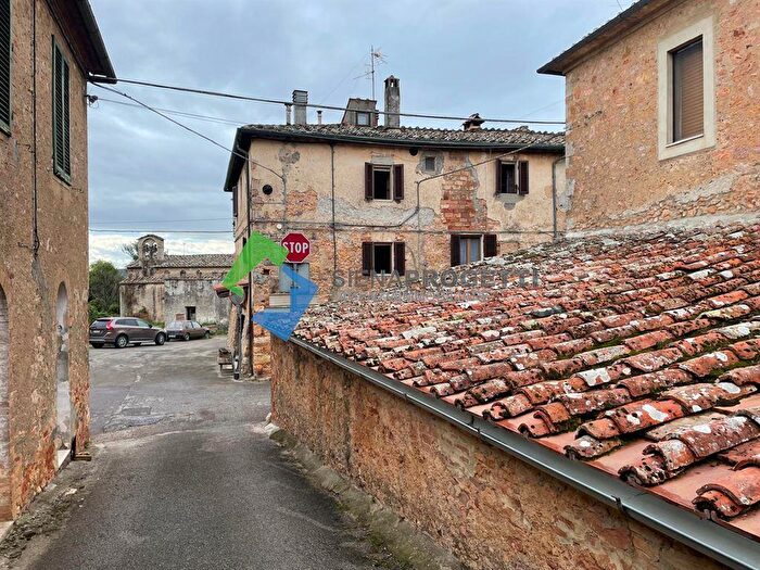 Casa con 10 locali in vendita in Via Tocchi, Monticiano