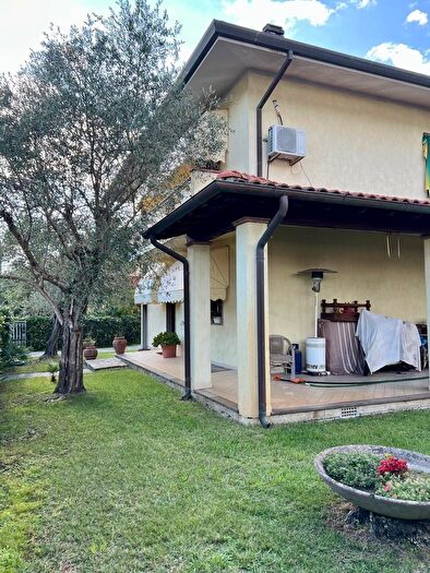 Casa con 12 locali in vendita in Via Alberti Snc, Pietrasanta