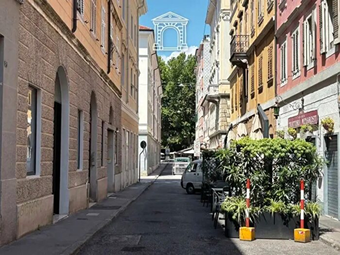 Appartamento trilocale in vendita in Via del Toro, Trieste