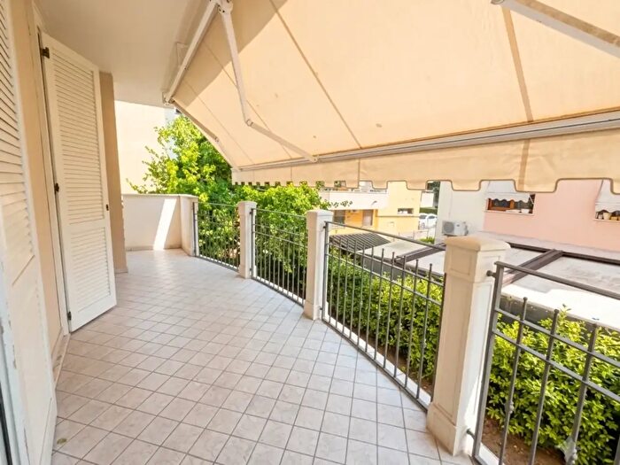 Appartamento trilocale in vendita in Via Dino Sbrozzi, Rimini