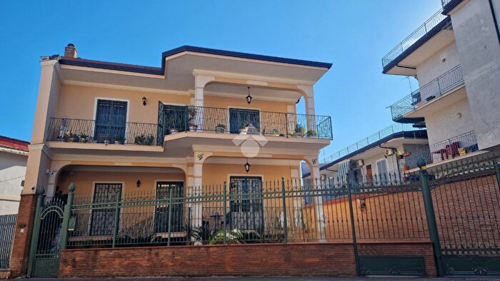 Casa con 7 locali in vendita in Via Francesco dAmbrosio, Frattamaggiore