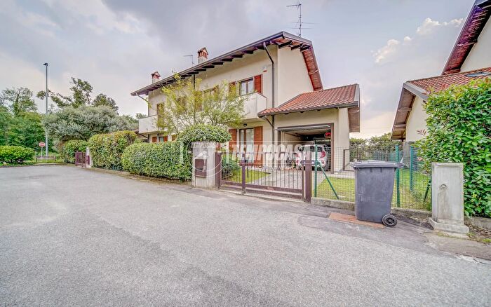 Casa quadrilocale in vendita in Via Santa Maria in Binda I, Nosate