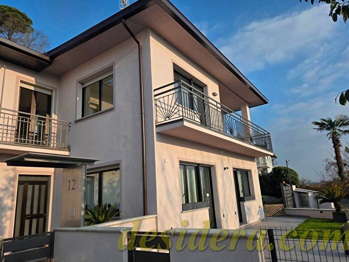 Appartamento trilocale in affitto in Via Lavaggione, Lisanza, Sesto Calende